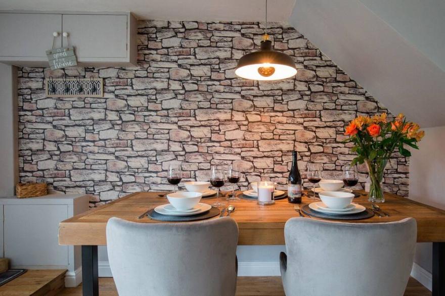 Hillside Cottage - sleeps 5 guests  in 3 bedrooms