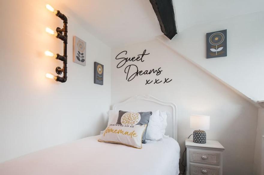 Hillside Cottage - sleeps 5 guests  in 3 bedrooms