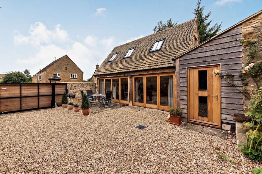 One Bedroom Dog Friendly Cotswold Holiday Cottage - The Cottage at Robins Roost
