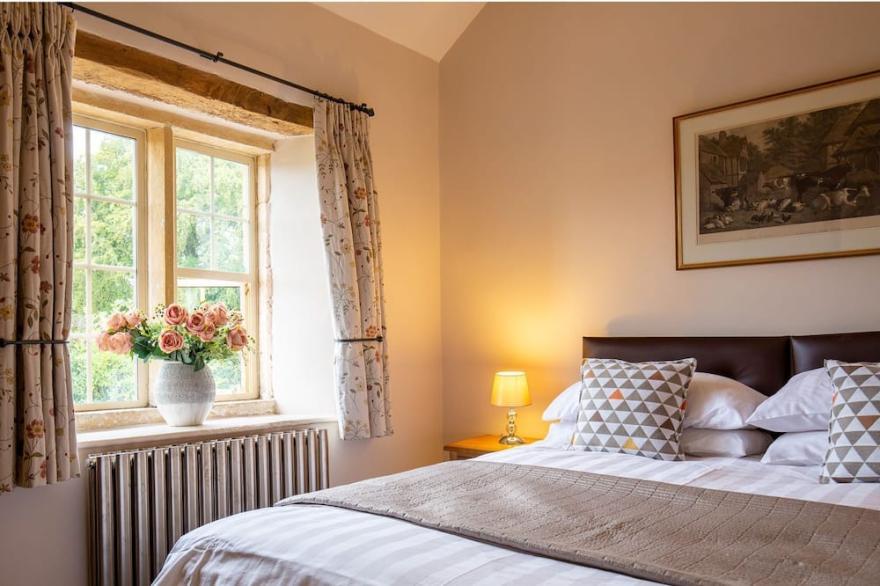 Honeysuckle Cottage - sleeps 4 guests  in 2 bedrooms