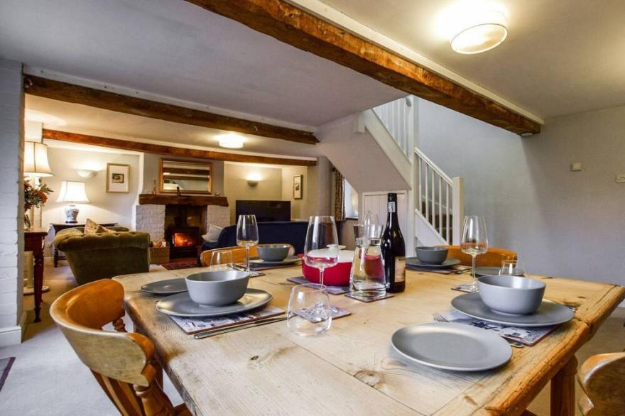 Granary at Hunt Court - sleeps 4 guests  in 2 bedrooms