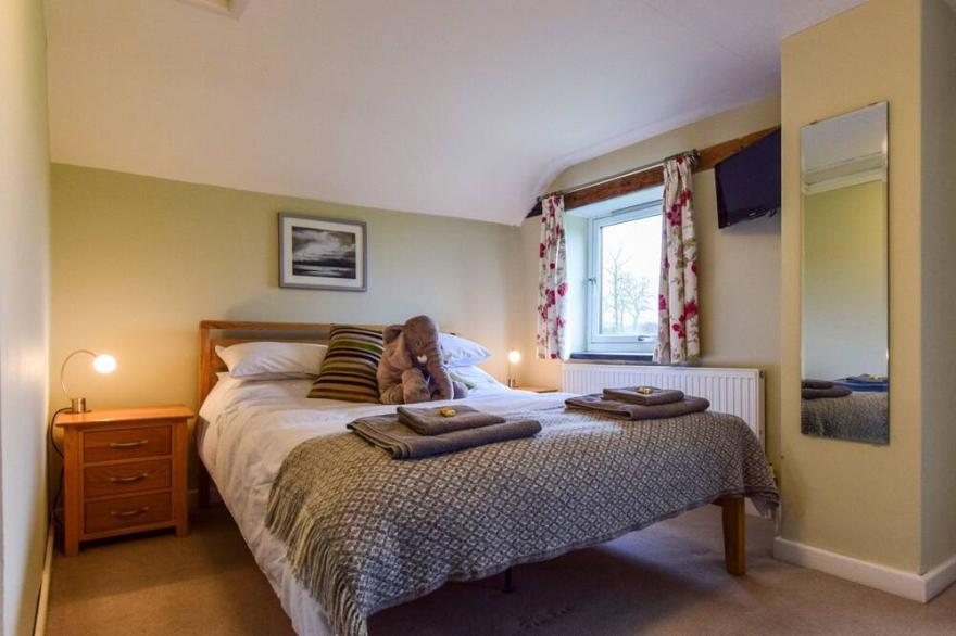 Granary at Hunt Court - sleeps 4 guests  in 2 bedrooms