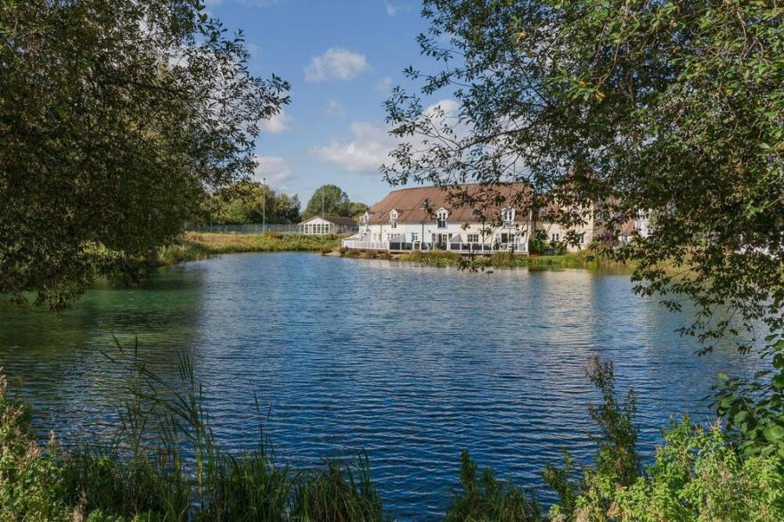 Mayfly Lodge - sleeps 6 guests  in 3 bedrooms