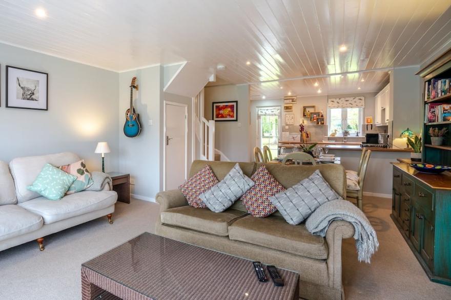 Mayfly Lodge - sleeps 6 guests  in 3 bedrooms