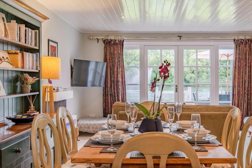Mayfly Lodge - sleeps 6 guests  in 3 bedrooms