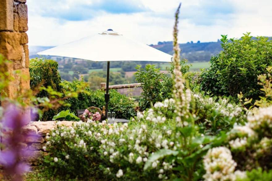 Lark Rise Cottage - sleeps 5 guests  in 3 bedrooms
