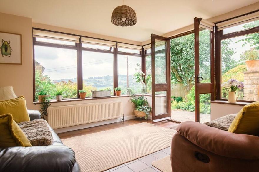Lark Rise Cottage - sleeps 5 guests  in 3 bedrooms