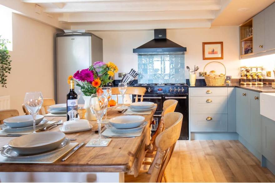 Lark Rise Cottage - sleeps 5 guests  in 3 bedrooms