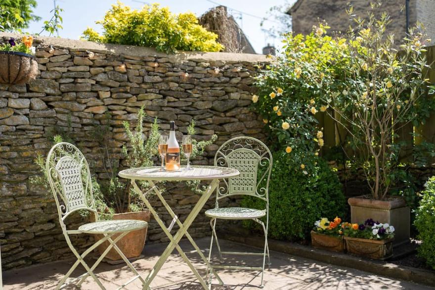 Dog friendly one bed holiday cottage in Fairford - Wood Cottage