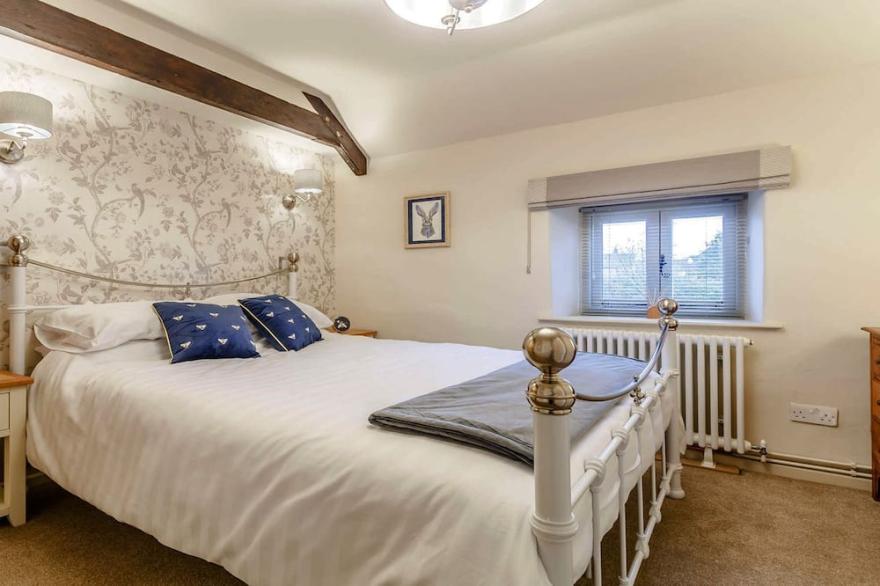 Dog friendly one bed holiday cottage in Fairford - Wood Cottage