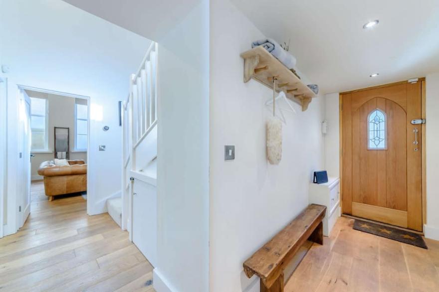Luxury family friendly holiday cottage in the heart of the Cotswolds - Church Mews