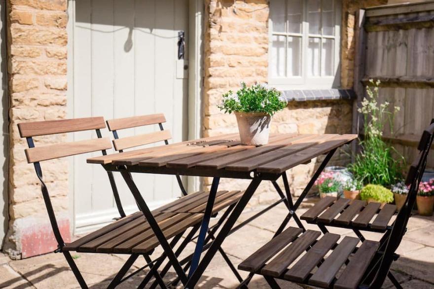 Monument Cottage - sleeps 4 guests  in 2 bedrooms