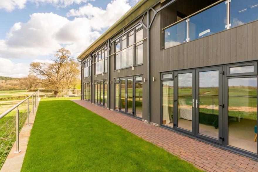 Lower Lodge Barn - sleeps 8 guests  in 4 bedrooms