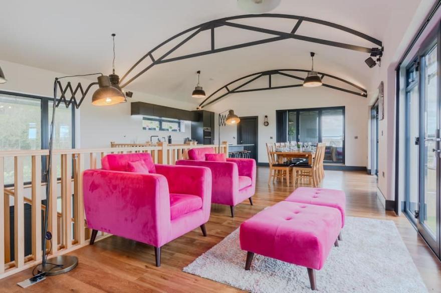 Lower Lodge Barn - sleeps 8 guests  in 4 bedrooms