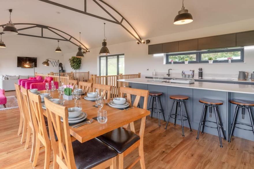 Lower Lodge Barn - sleeps 8 guests  in 4 bedrooms