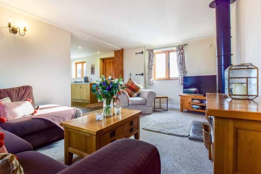 Granary at Oosland Barns - sleeps 4 guests  in 2 bedrooms