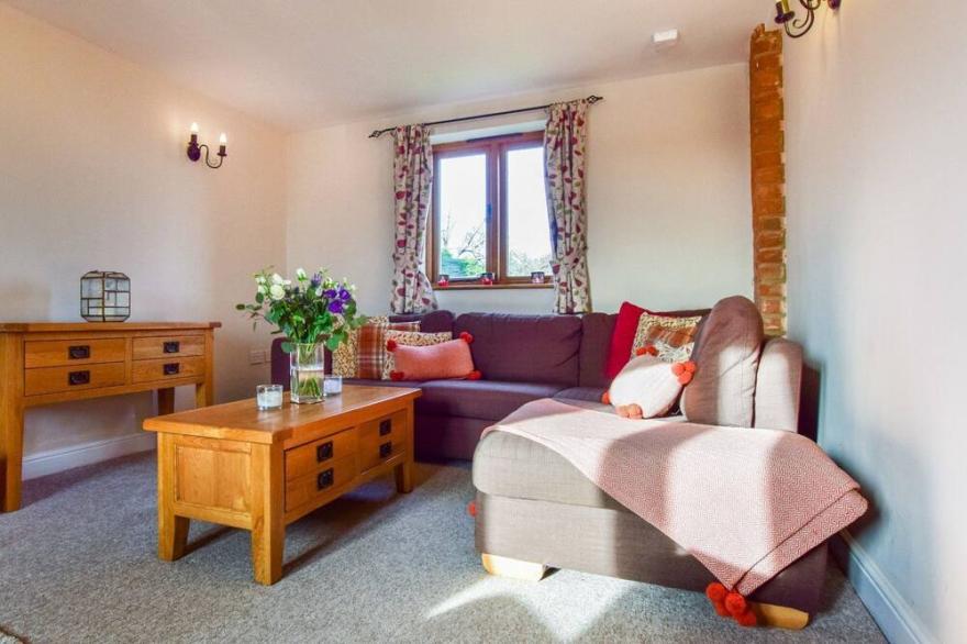 Granary at Oosland Barns - sleeps 4 guests  in 2 bedrooms