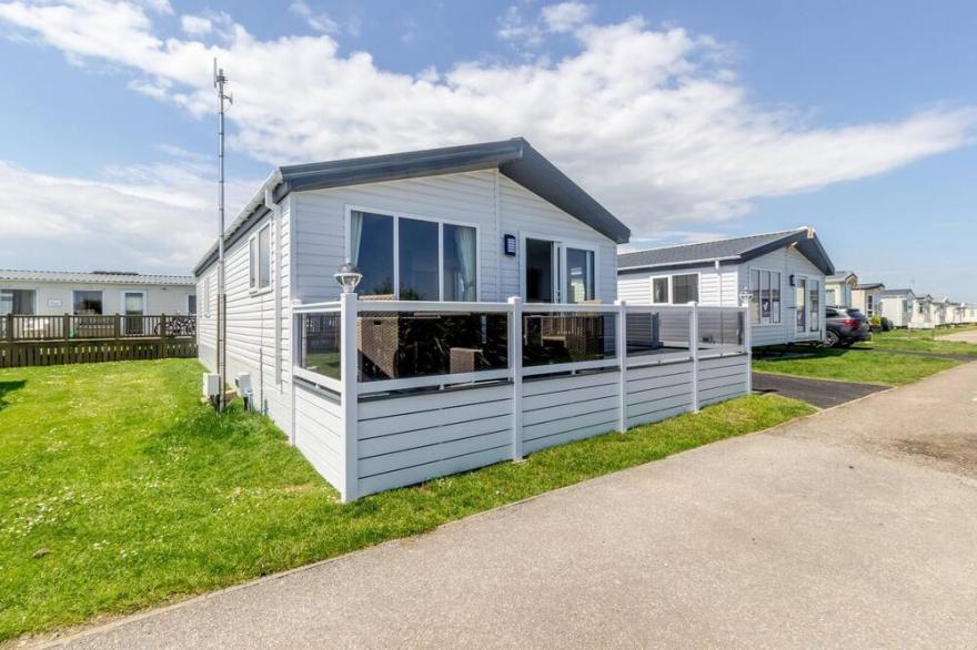 Stunning 6 berth lodge with full sea views in Suffolk ref 68032CR