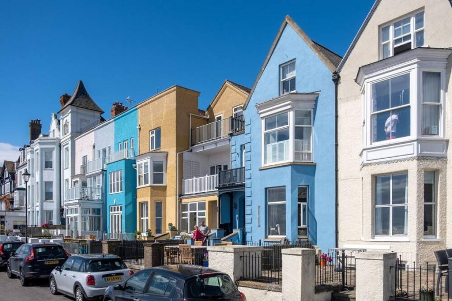 Crag’s Nest  -  Seafront/Sea View Apartement - sleeps 4 guests  in 2 bedrooms