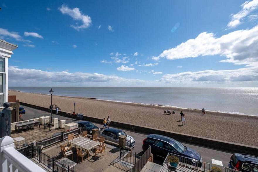 Crag’s Nest  -  Seafront/Sea View Apartement - sleeps 4 guests  in 2 bedrooms