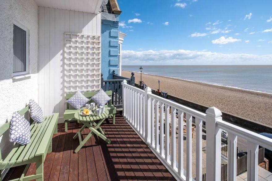 Crag’s Nest  -  Seafront/Sea View Apartement - sleeps 4 guests  in 2 bedrooms