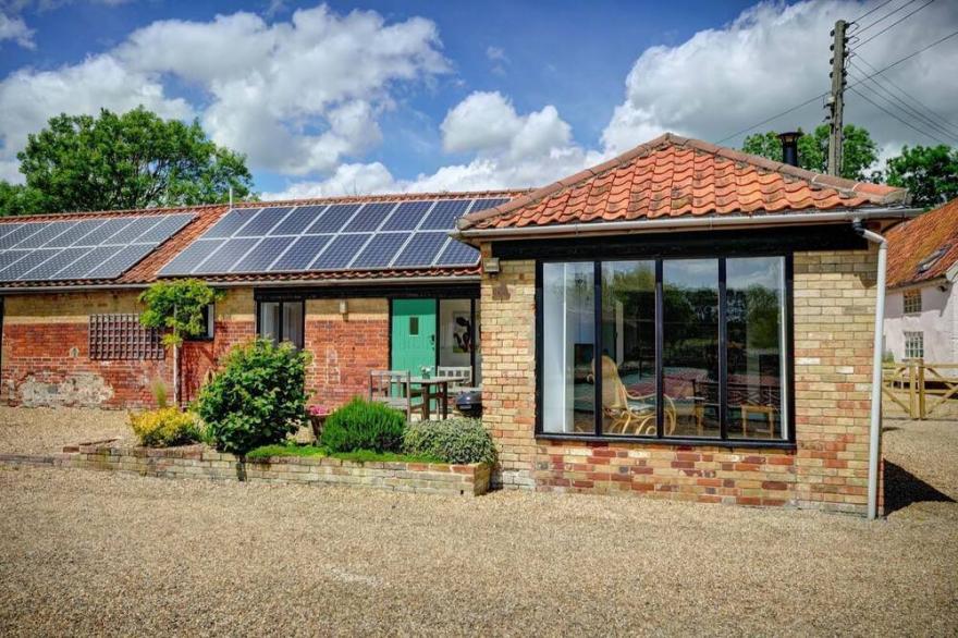 East Green Farm Cottages - The Granary - sleeps 6 guests  in 3 bedrooms