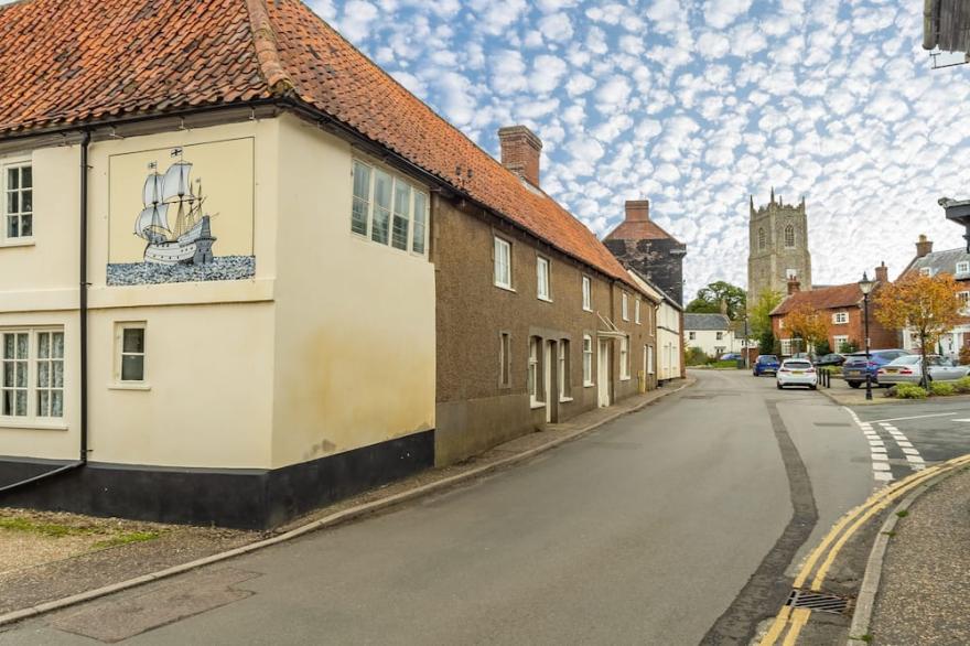This charming cottage, quietly tucked away in a small loke just behind the high street of the pretty