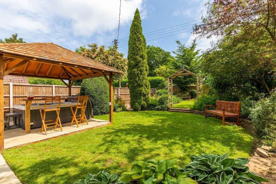 Woodside House | Stunning 7 bedroom property with a hot tub!
