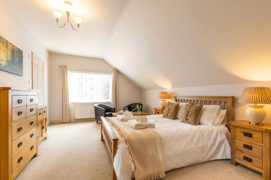 Woodside House | Stunning 7 bedroom property with a hot tub!