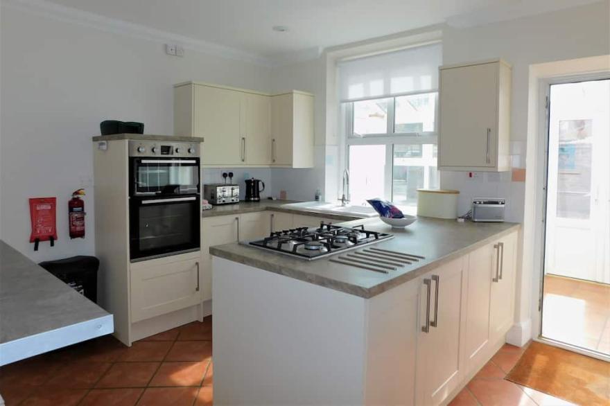 Corner House -  a house that sleeps 8 guests  in 4 bedrooms