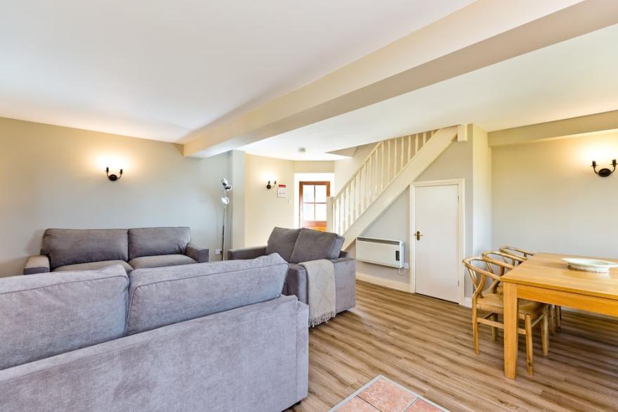 Edale Cottage With Shared Swimming Pool