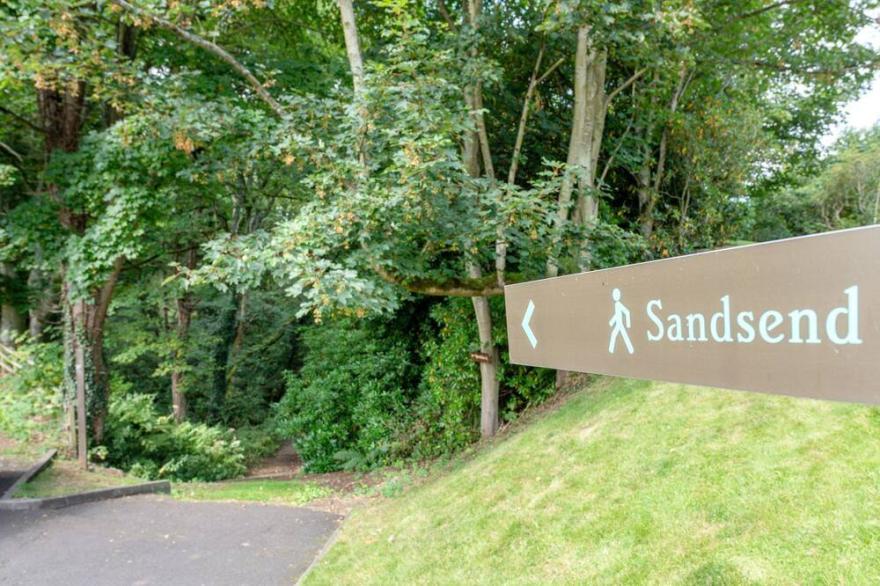 Sandsend - Gardeners Cottage - sleeps 4 guests  in 2 bedrooms