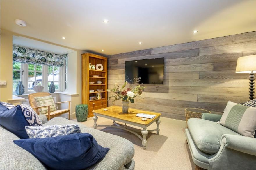 Sandsend - Gardeners Cottage - sleeps 4 guests  in 2 bedrooms