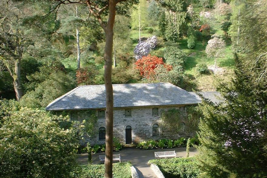Lletty -  An historic three-storey Grade II stone holiday farmhouse dating from the 17th century