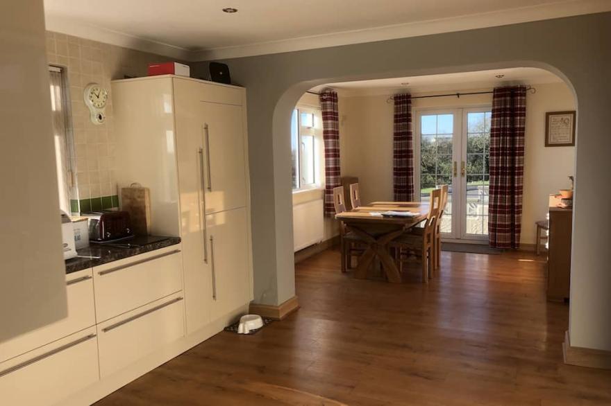 4-5 BEDROOM HOUSE SLEEPS 8-10 SEA VIEWS CHECK IN ON SUNDAY DURING JULY AND AUG