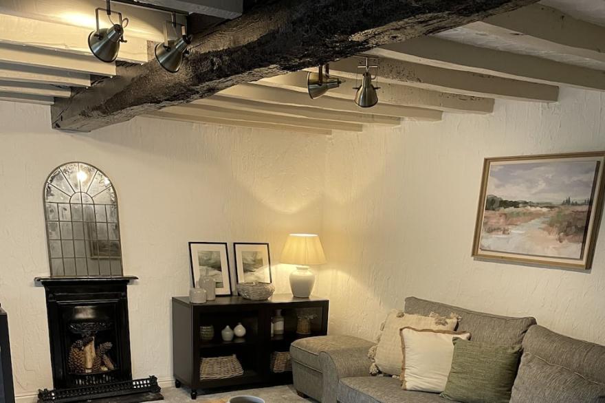 Stunning Canal Side Listed Cottage in the heart of Llangollen