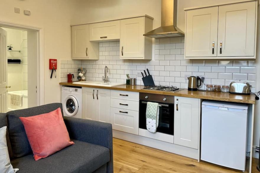 Large luxury 1 bed flat with off street parking & shared garden near town centre