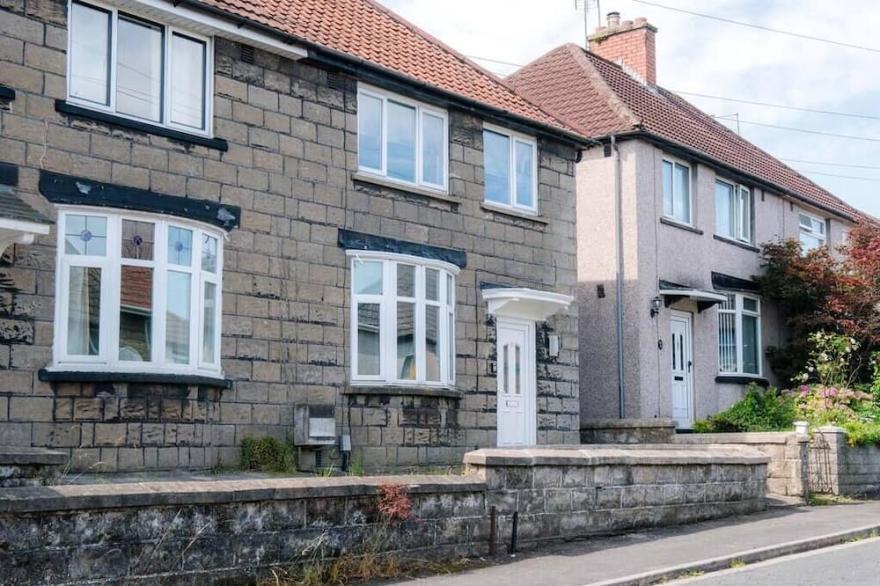 Newport house sleeps 5, near Junction 27 on M4