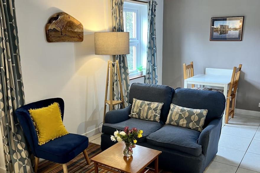 Cottage Retreat with Hot tub and wood-burner next to Hebron Vineyard !!