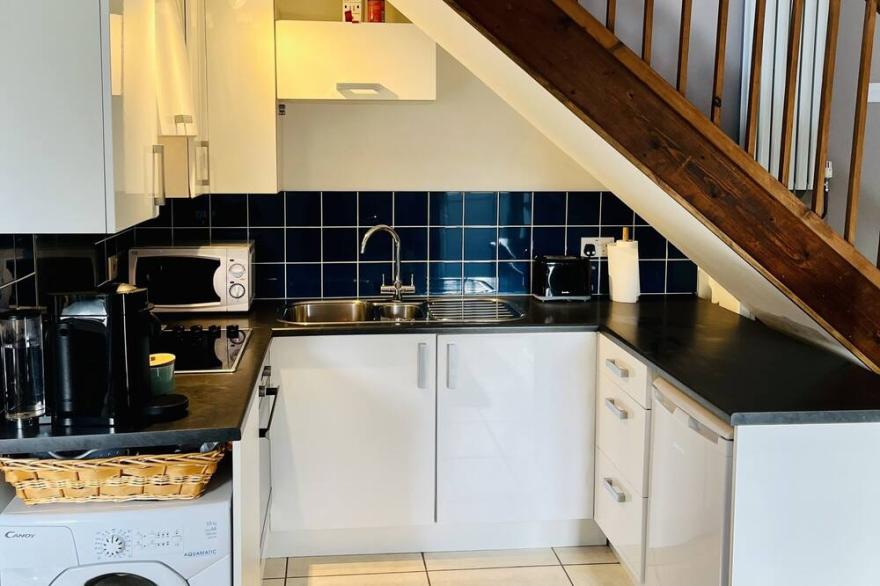 Cottage Retreat with Hot tub and wood-burner next to Hebron Vineyard !!