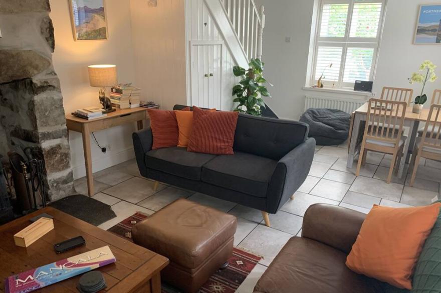 Lovely granite cottage close to Trefor Beach with excellent facilities