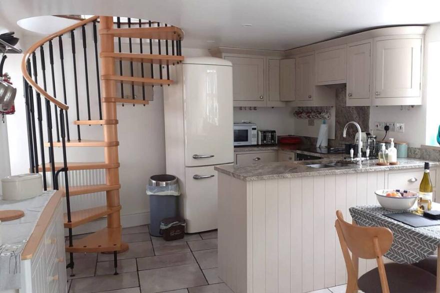 Lovely granite cottage close to Trefor Beach with excellent facilities