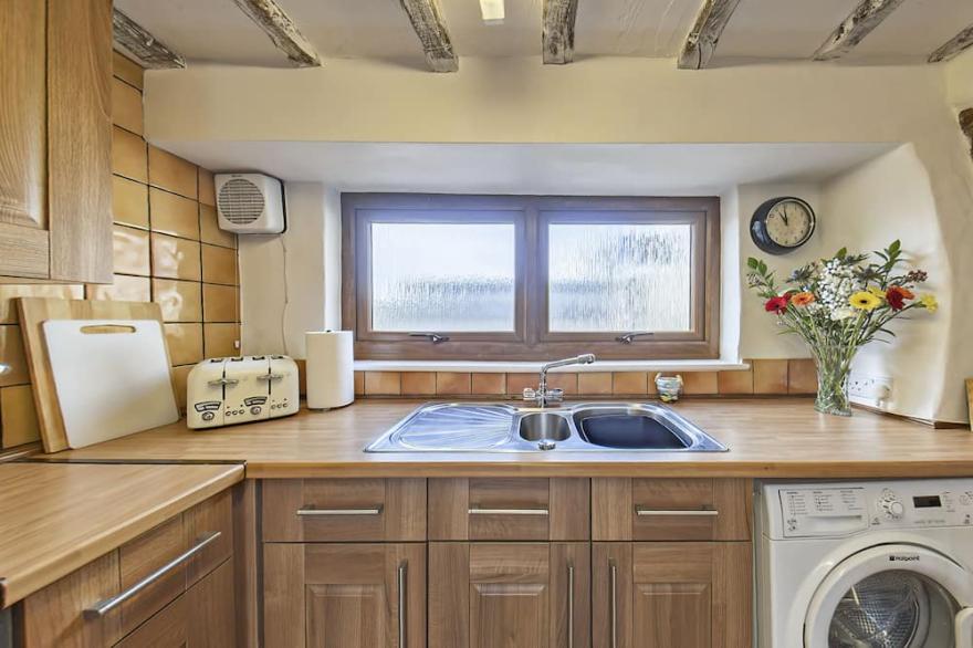 Beautiful 16th Century Ty Cerrig Cottage -set in stunning grounds with great vie