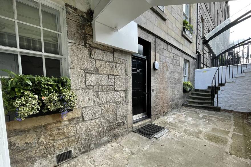 A Luxury 3 Bedroom Apartment with private entrance in the centre of Edinburgh
