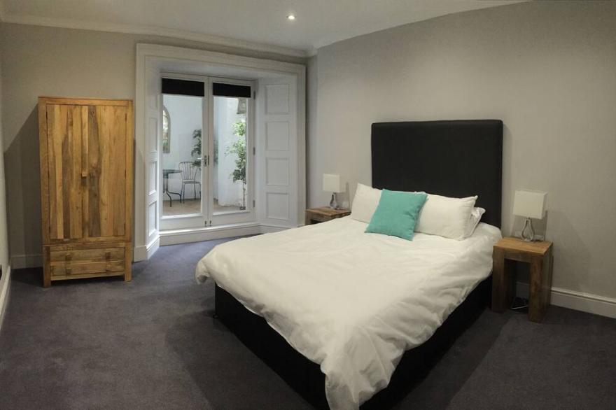 A Luxury 3 Bedroom Apartment with private entrance in the centre of Edinburgh
