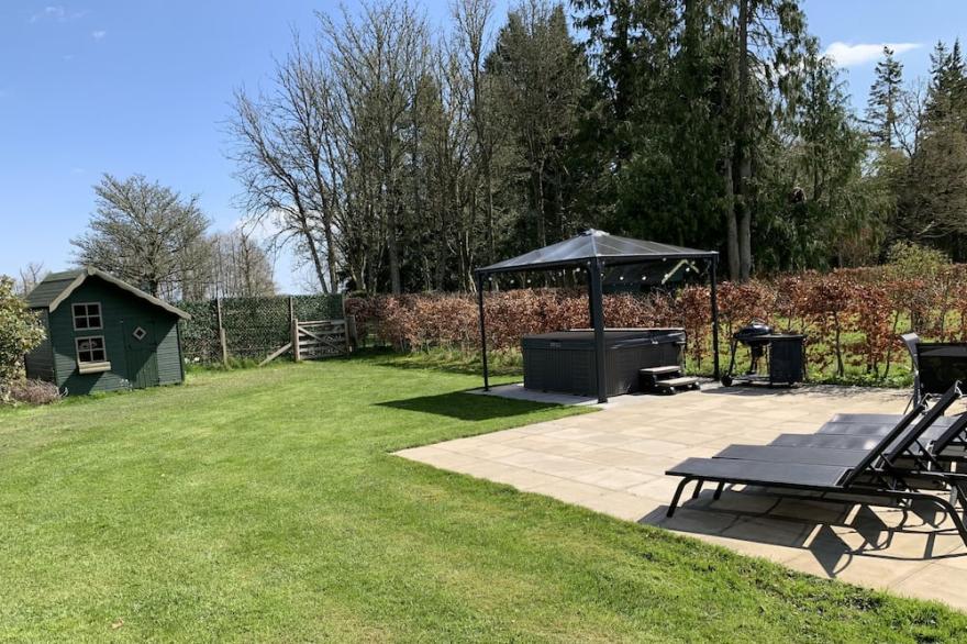 Luxe1895 Cottage hot tub tennis court cosy chic