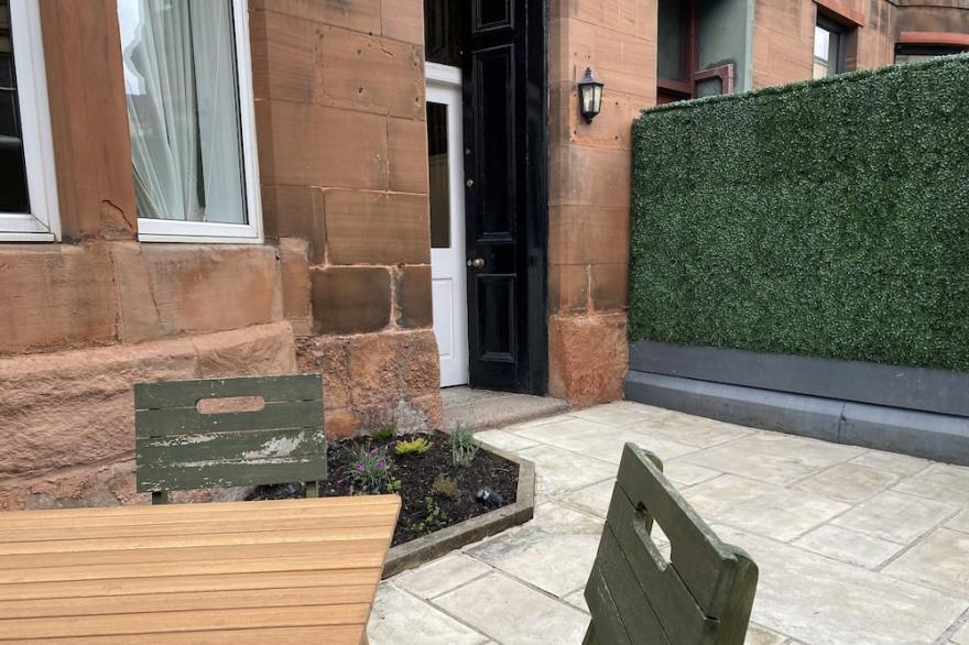 Stunning 2-bed flat with private patio in heart of the west end