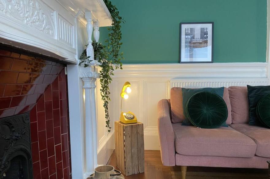Stunning 2-bed flat with private patio in heart of the west end
