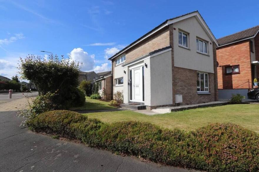 Luxury detached three bedroom house with private drive and garden