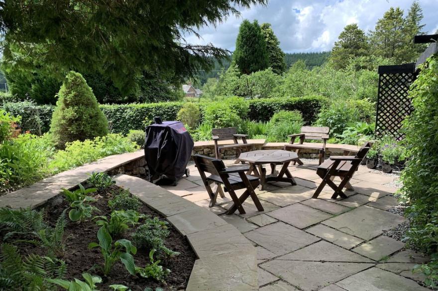 Charming Fully Refurbished Garden Cottage